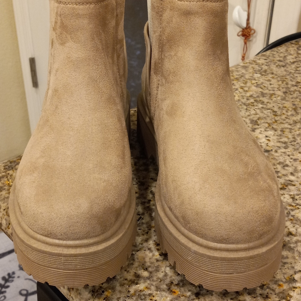 Qupid Tan Chunky Lug Sole Ankle Booties Size 6